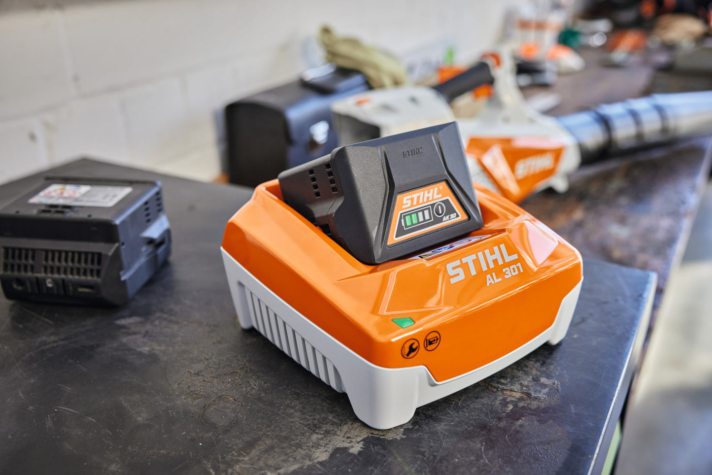 Caricatore STIHL AL 301 con batteria AK in ricarica