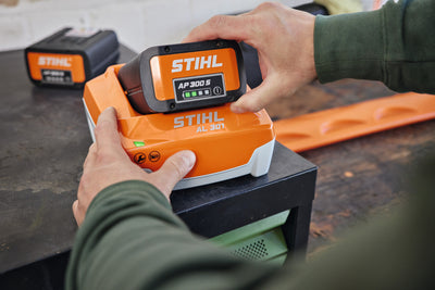 Caricatore STIHL AL 301 con batteria AP in ricarica