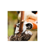 Cesoia a batteria STIHL ASA 85 in uso su ramo durante operazione di potatura