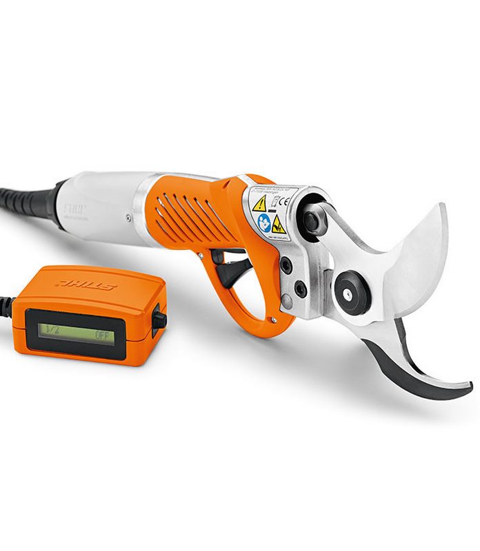 Dettaglio cesoia a batteria STIHL ASA 85 con display e gruppo lame