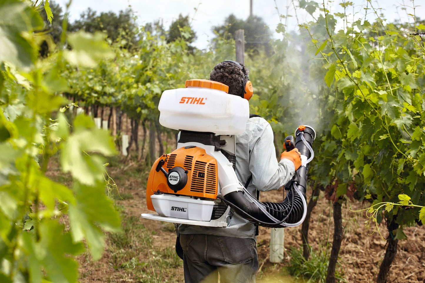 Operatore con atomizzatore a zaino STIHL SR 450 in utilizzo per nebulizzazione in vigneto