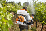 Operatore con atomizzatore a zaino STIHL SR 450 in utilizzo per nebulizzazione in vigneto