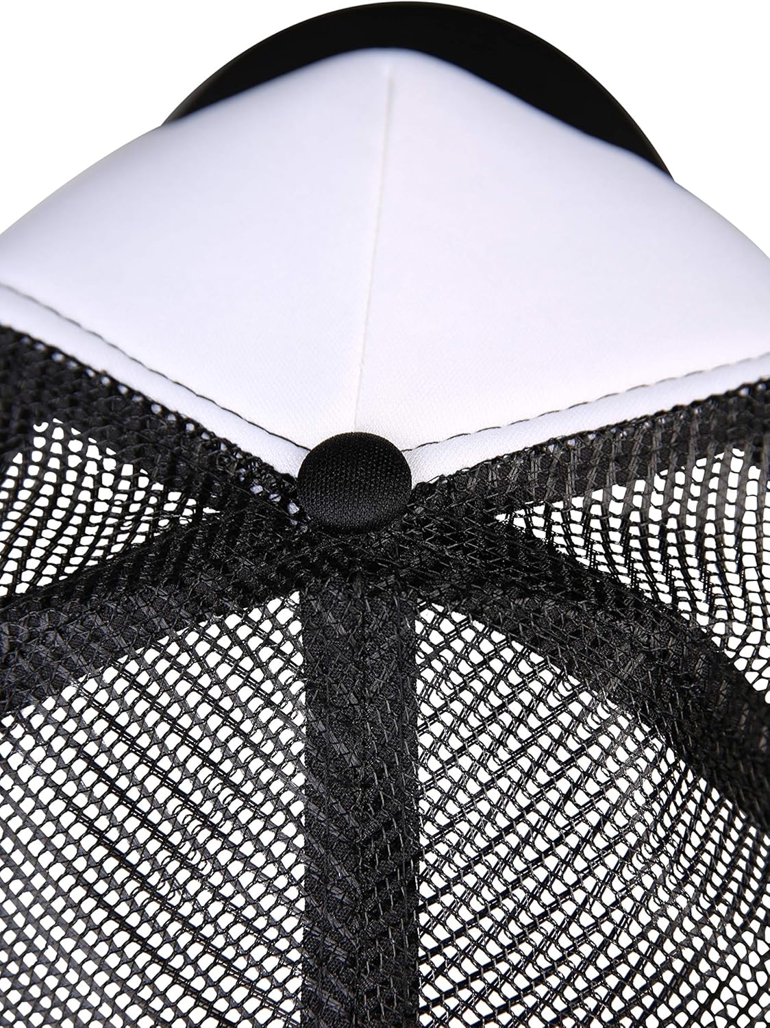 Dettaglio rete mesh nera del berretto trucker Stihl con pannello superiore bianco