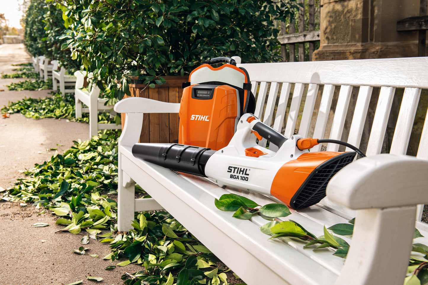 STIHL BGA 100 appoggiato con batteria a zaino STIHL in area esterna