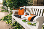 STIHL BGA 100 appoggiato con batteria a zaino STIHL in area esterna