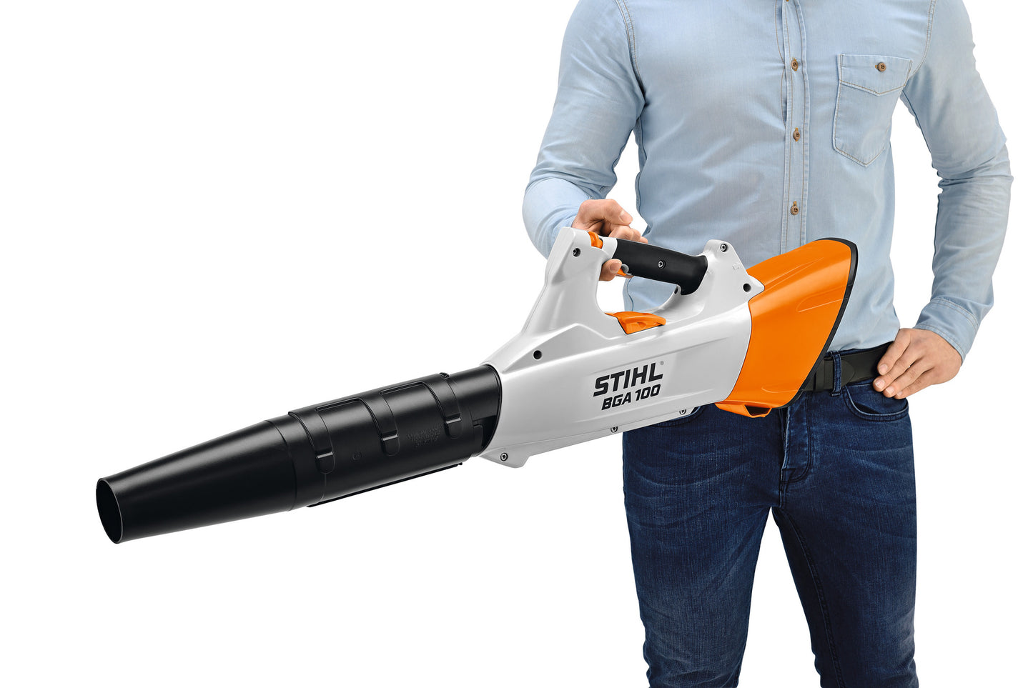 Soffiatore a batteria STIHL BGA 100 in uso impugnato a mano