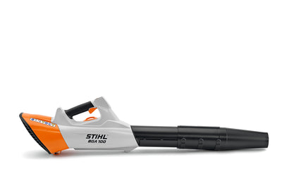 Soffiatore a batteria STIHL BGA 100 vista laterale con tubo di soffiaggio