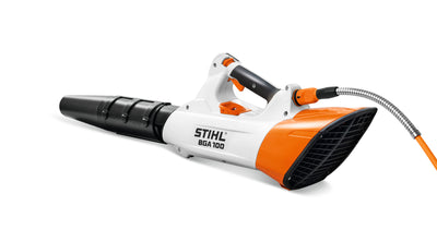 Soffiatore a batteria STIHL BGA 100 vista posteriore con impugnatura e griglia aspirazione