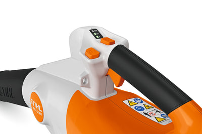 Dettaglio impugnatura e comandi soffiatore a batteria STIHL BGA 250