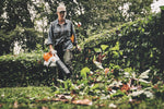 Utilizzo del soffiatore a batteria STIHL BGA 250 per pulizia foglie