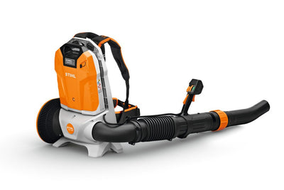 Soffiatore spalleggiato a batteria Stihl BGA 300 per uso professionale con tubo di soffiaggio e impugnatura di comando