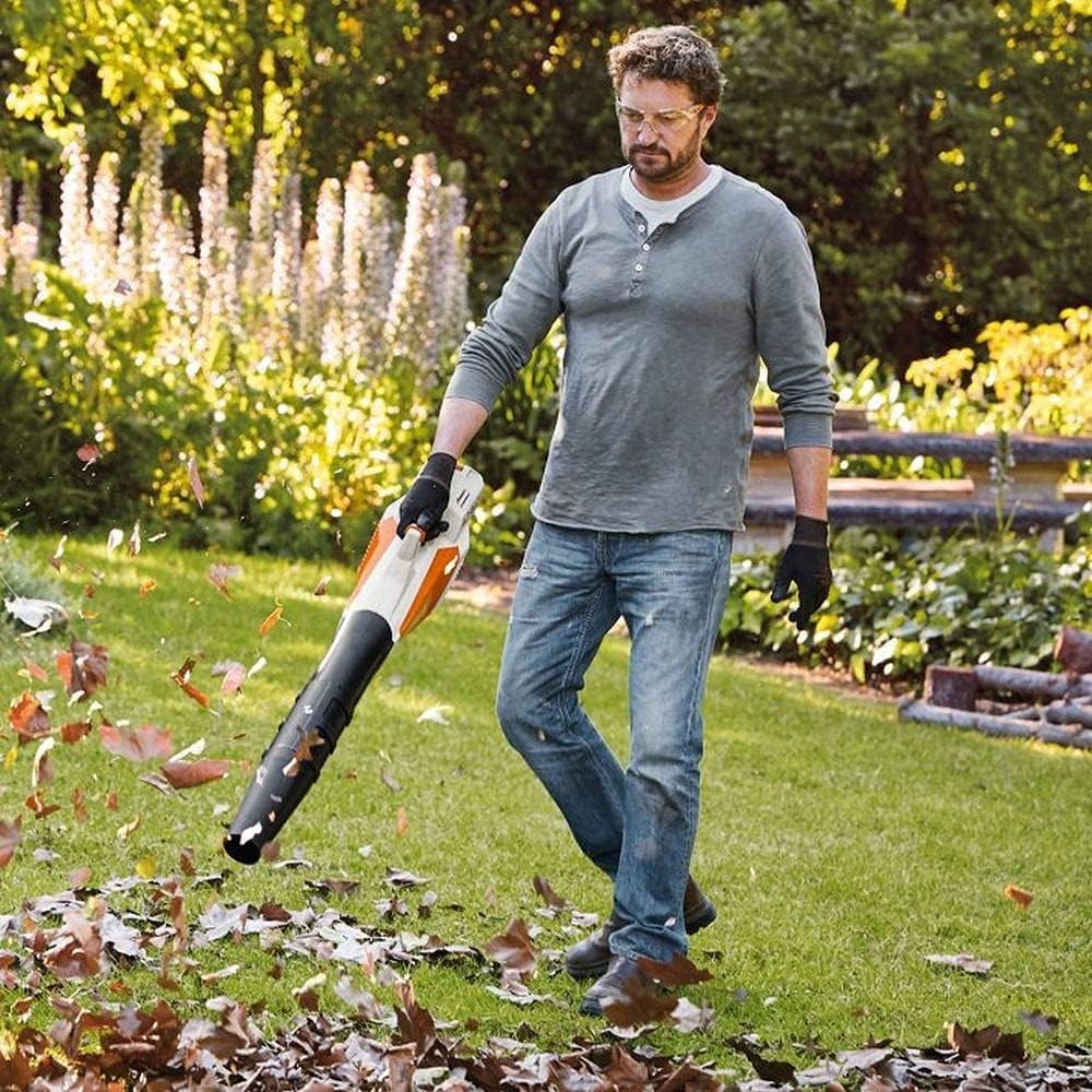 Pulizia del prato con soffiatore a batteria Stihl BGA 57