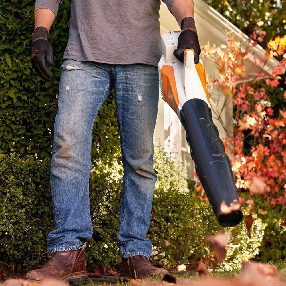 Utilizzo del soffiatore a batteria Stihl BGA 57 per foglie in giardino