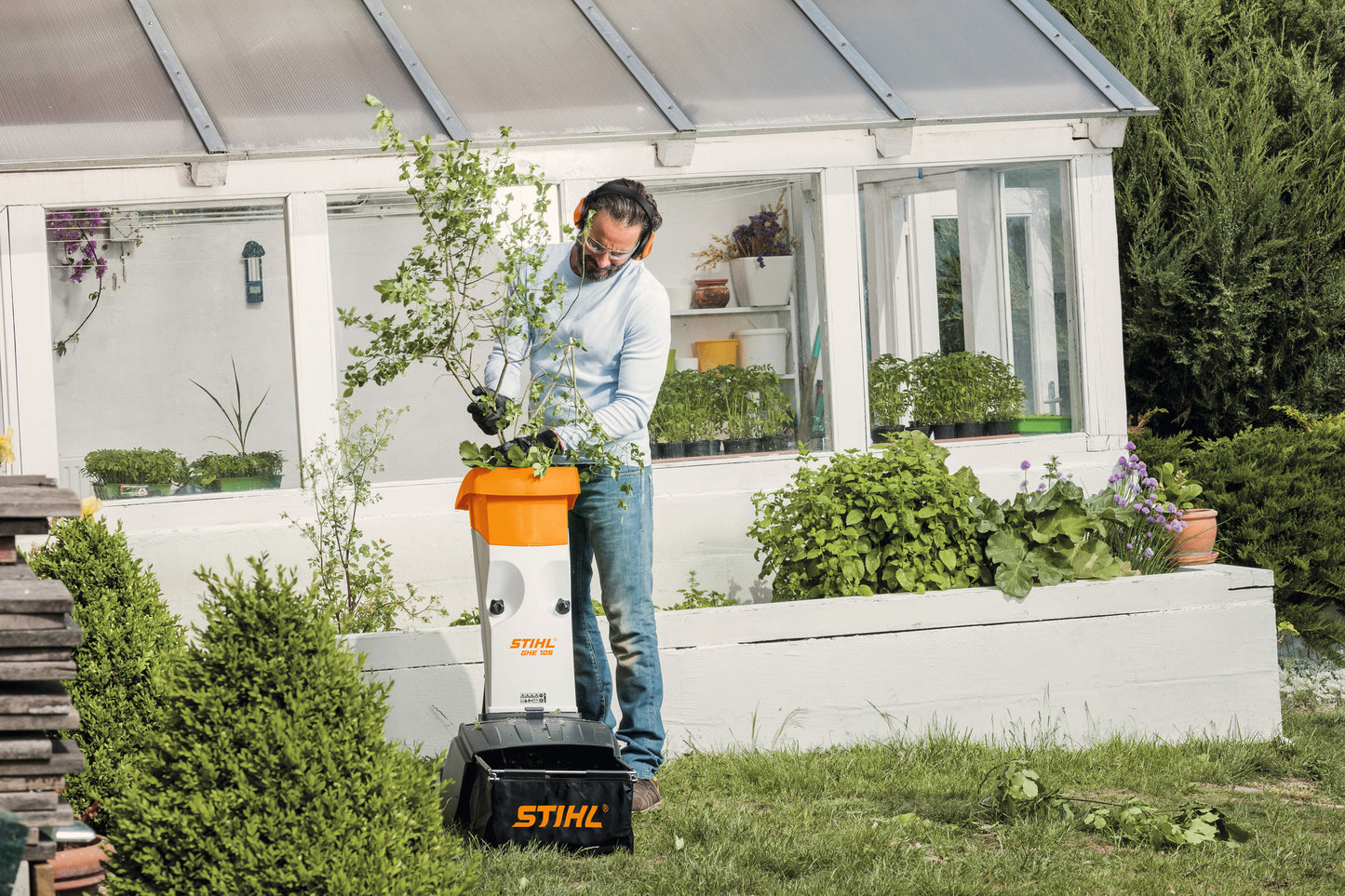 Biotrituratore elettrico Stihl GHE 105 in utilizzo per triturazione di ramaglie in giardino