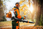 Operatore con soffiatore spalleggiato Stihl BR 450 per pulizia foglie su ampie superfici