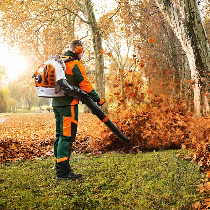 Operatore con soffiatore spalleggiato Stihl BR 700 per rimozione foglie su grandi superfici