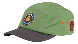 Cappellino Stihl Adventure verde con stemma ADVENTURE e cuciture a contrasto