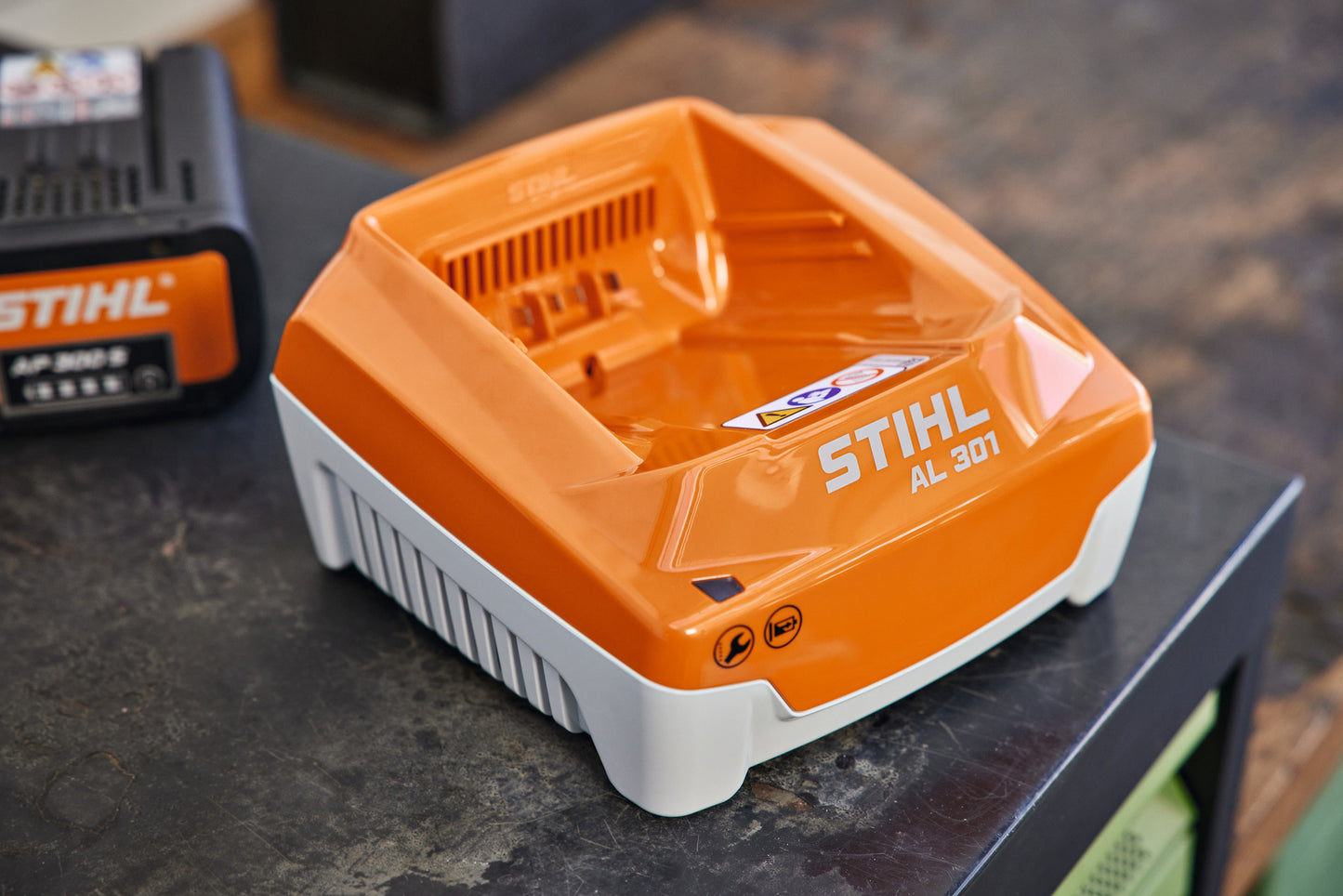 Caricatore rapido STIHL AL 301 per batterie AK AP AR
