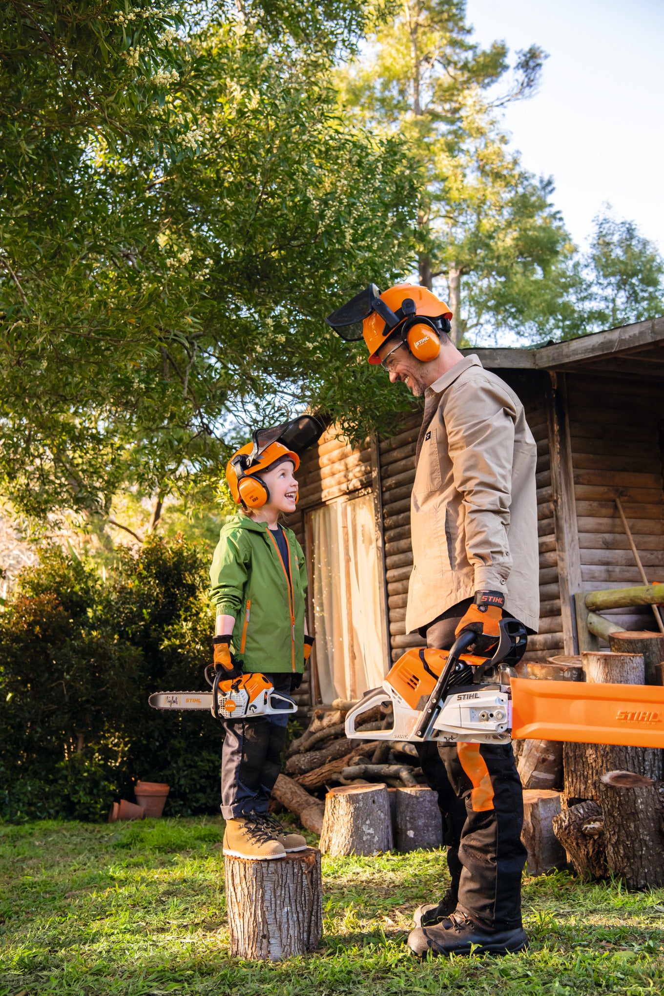 Casco giocattolo Stihl per bambini da 3 anni con visiera ribaltabile e paraorecchie