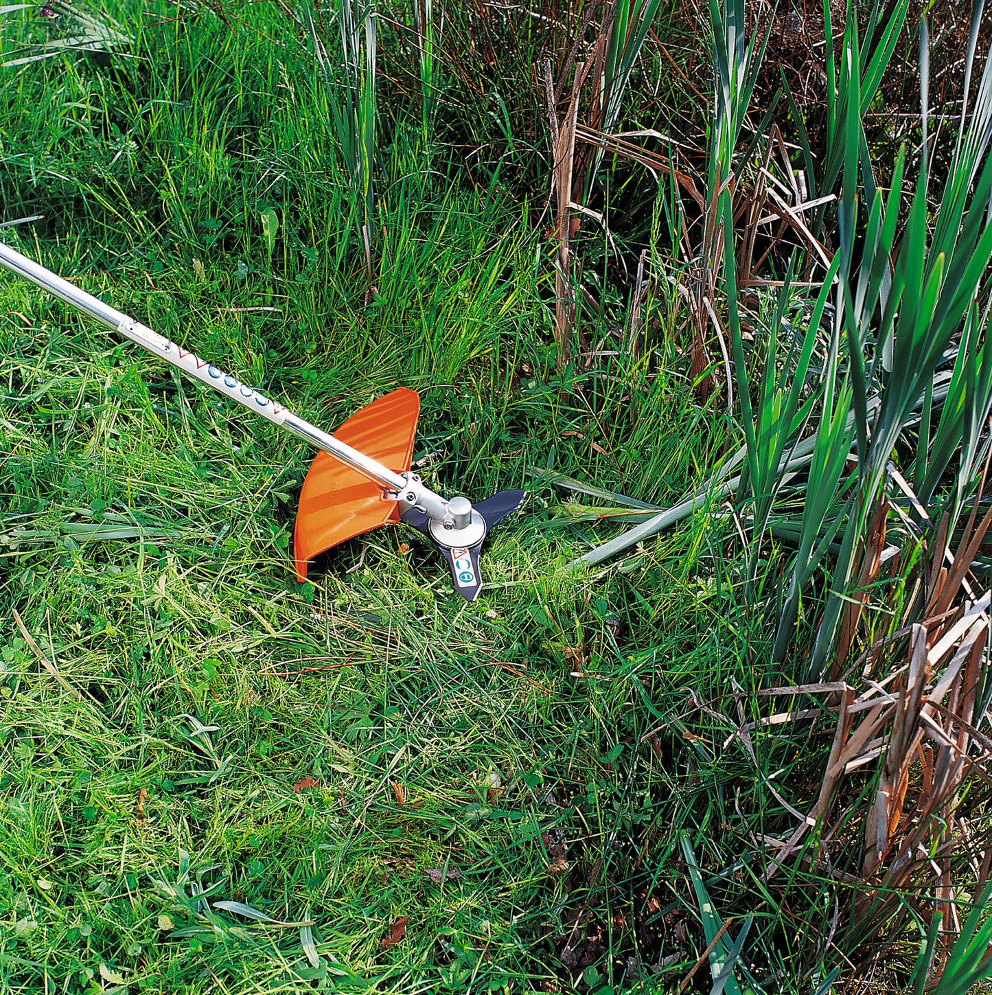 Coltello da boscaglia STIHL montato su decespugliatore per taglio erba resistente e sterpaglie