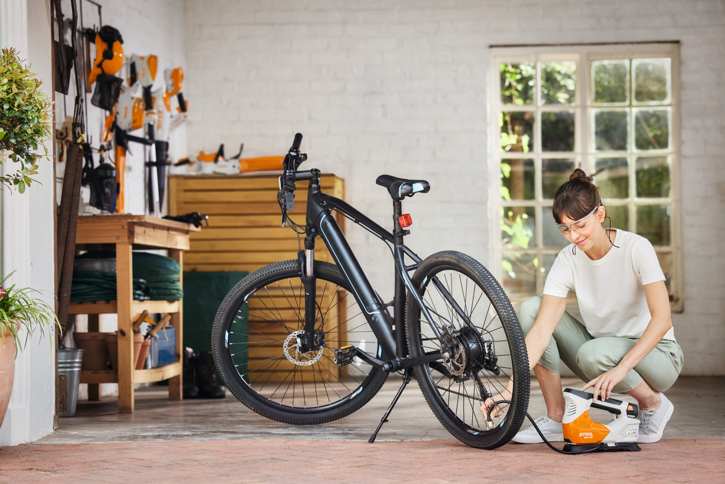 Compressore a batteria Stihl KOA 20 utilizzato per gonfiare una bicicletta