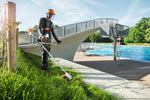Decespugliatore a batteria Stihl FSA 90 in uso su erba con doppia tracolla