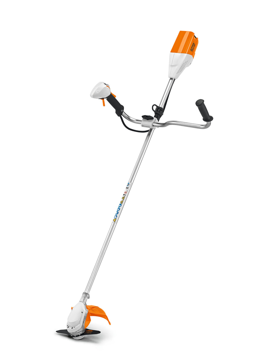 Decespugliatore a batteria Stihl FSA 90 con impugnatura a manubrio e parasassi