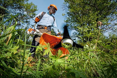 Decespugliatore STIHL FS 240 in lavoro di falciatura su erba alta
