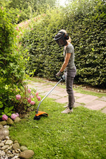Decespugliatore STIHL FS 38 in uso per rifinitura bordi del prato