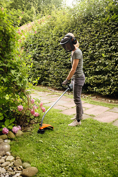 Decespugliatore STIHL FS 38 in uso per rifinitura bordi del prato