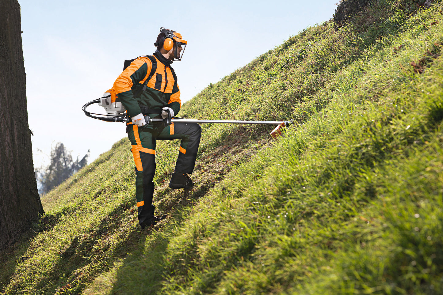 Decespugliatore a zaino Stihl FR 410 C-E utilizzato su scarpata erbosa