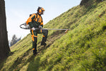 Decespugliatore a zaino Stihl FR 410 C-E utilizzato su scarpata erbosa