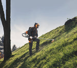 Operatore con decespugliatore a zaino Stihl FR 410 C-E su pendio per sfalcio erba