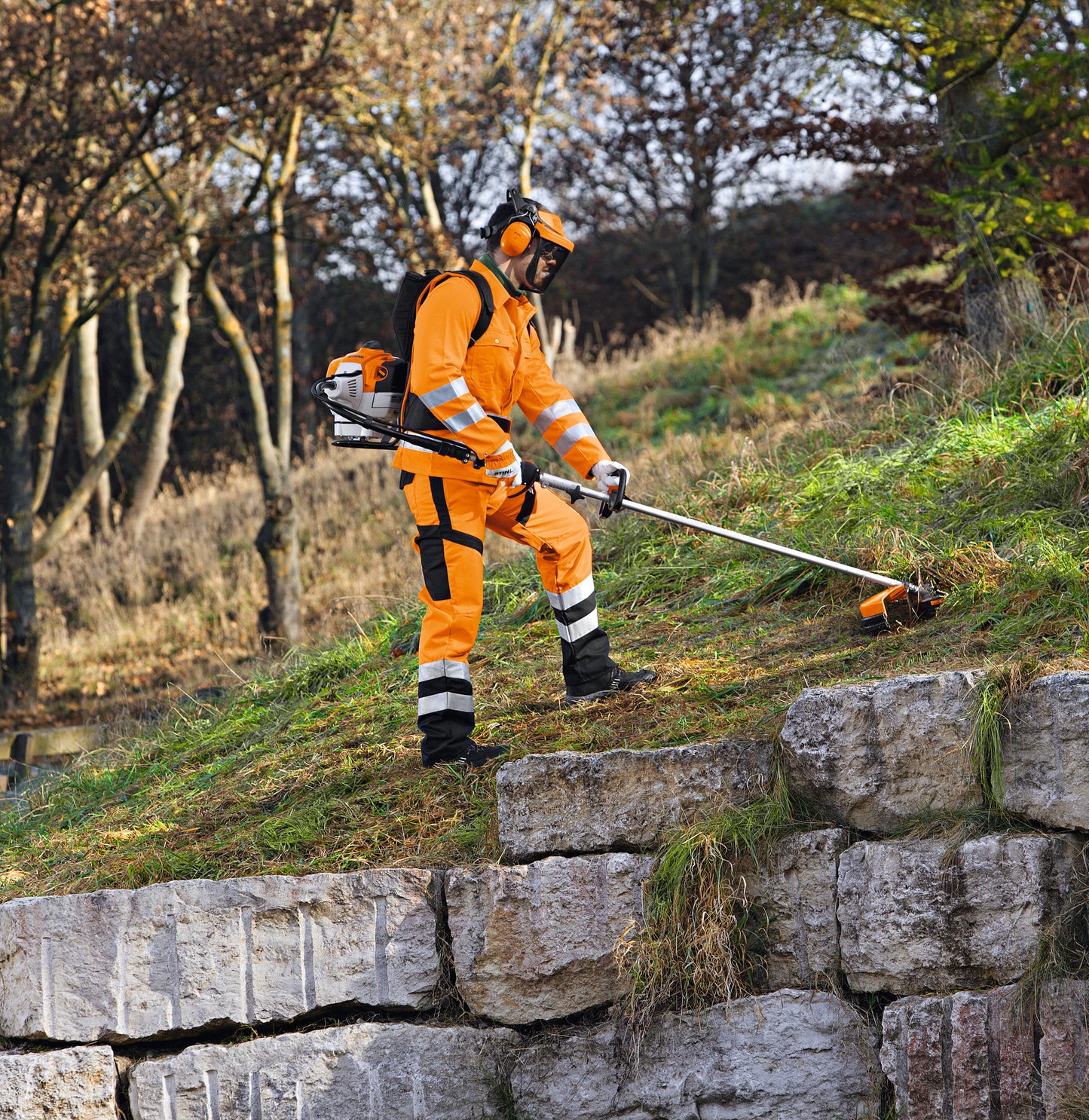 Operatore con decespugliatore a zaino Stihl FR 460 TC-EM su terreno scosceso