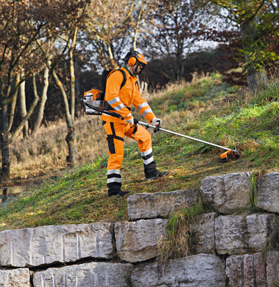Operatore con decespugliatore a zaino Stihl FR 460 TC-EM su terreno scosceso