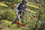 Decespugliatore Stihl FS 311 in lavoro di sfalcio su erba e sterpaglie