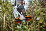 Testina di taglio del decespugliatore Stihl FS 311 durante la manutenzione del verde