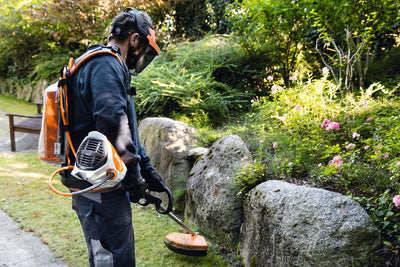 Operatore con decespugliatore a batteria Stihl FSA 130 R in lavoro su bordi e aree verdi
