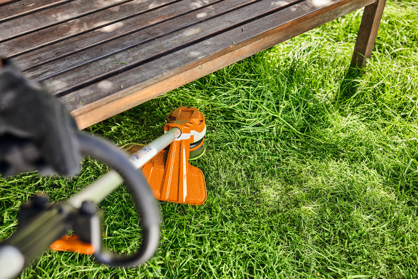 Rifinitura bordi prato con decespugliatore STIHL FSA 70 R