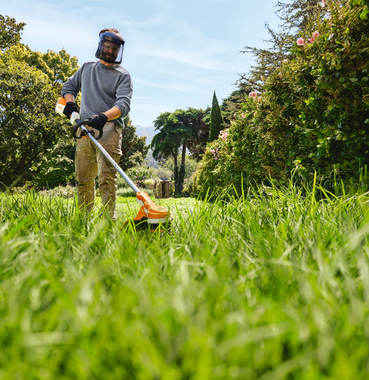 Utilizzo decespugliatore a batteria STIHL FSA 70 R su erba di media altezza