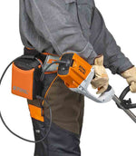 Decespugliatore Stihl FSA 85 in uso con unità di alimentazione portata a cintura