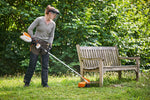 Decespugliatore STIHL FSA 86 R a batteria in lavoro su erba alta con protezione parasassi