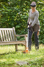 Utilizzo del decespugliatore a batteria STIHL FSA 86 R per rifinitura bordi prato