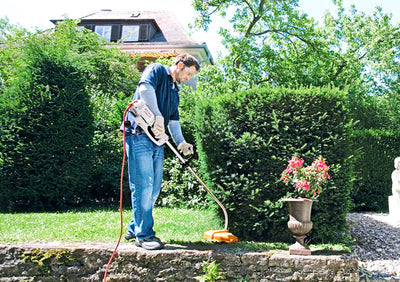 Utilizzo del rifinitore elettrico STIHL FSE 71 per rifinitura del prato vicino a siepi e bordi