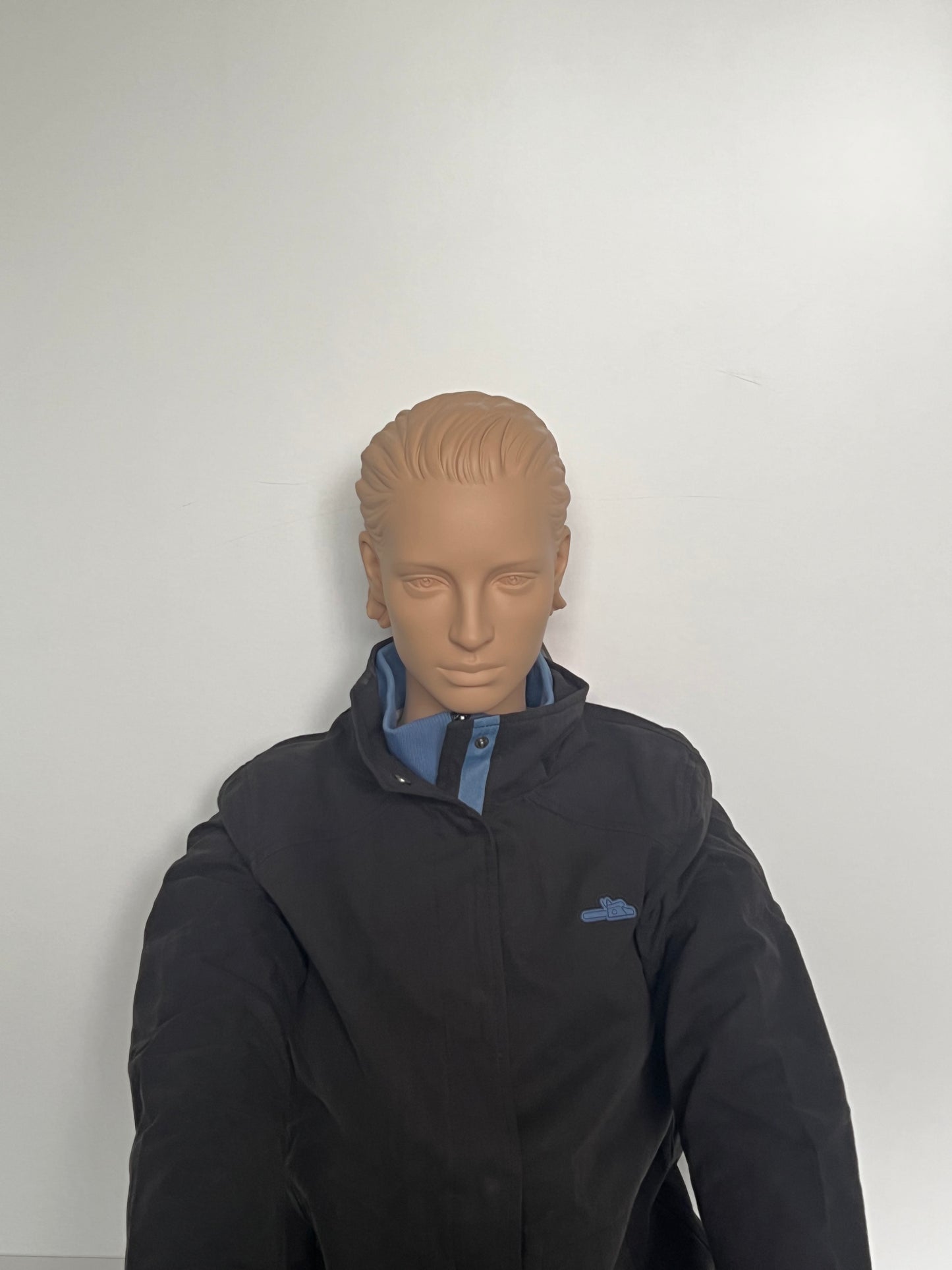Giacca donna Stihl Icon nera dettaglio logo motosega sul petto