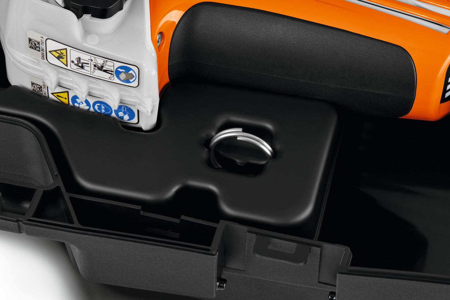 Dettaglio occhielletti in acciaio per sistema di sicurezza anticaduta su STIHL GTA 40
