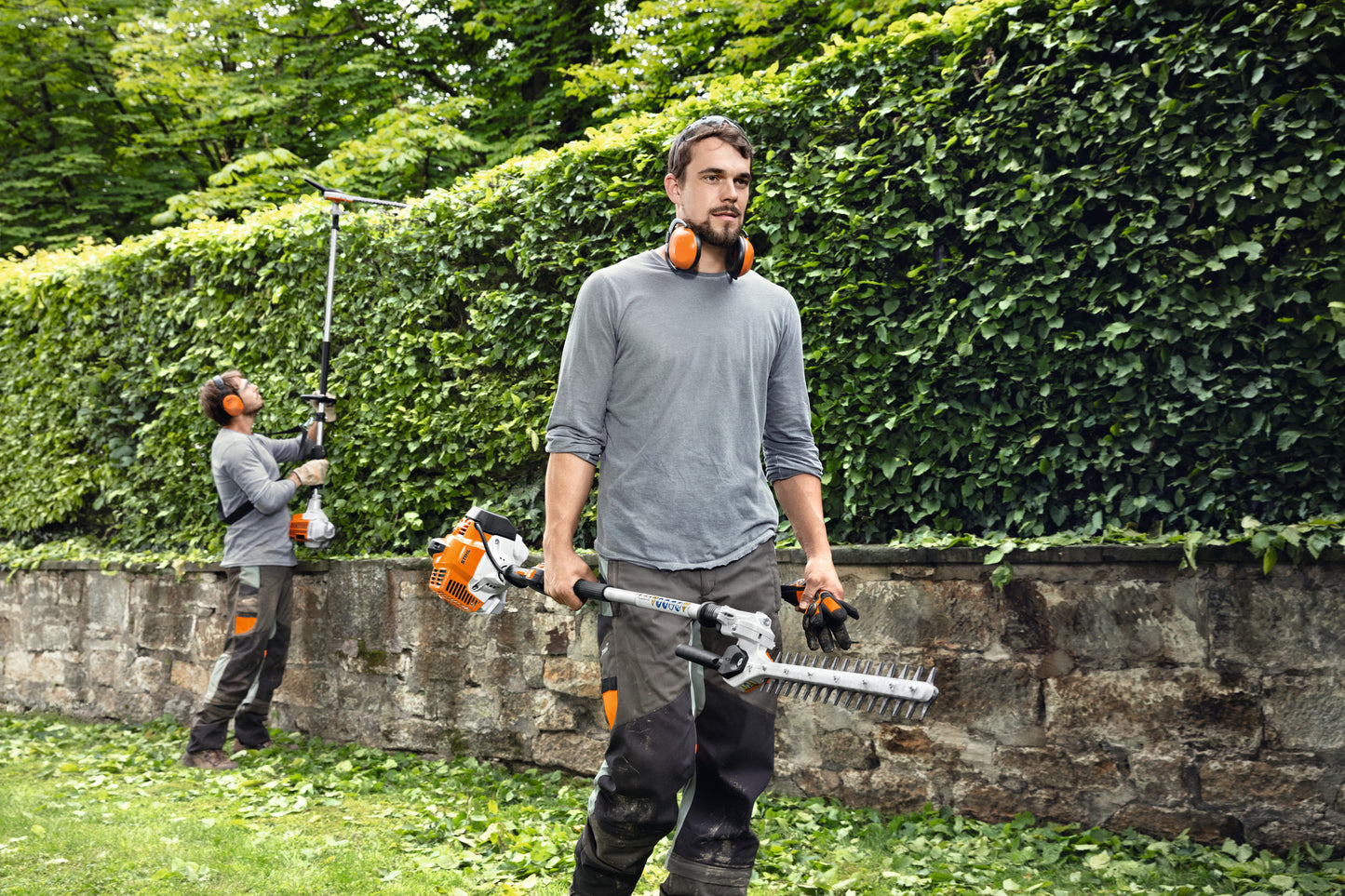 Operatore con tagliasiepi allungato Stihl HL 92 C-E per taglio siepi alte e larghe