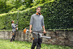 Operatore con tagliasiepi allungato Stihl HL 92 C-E per taglio siepi alte e larghe