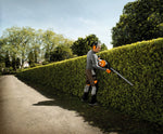 Operatore durante la rifinitura di una siepe con tosasiepi STIHL HS 87 T