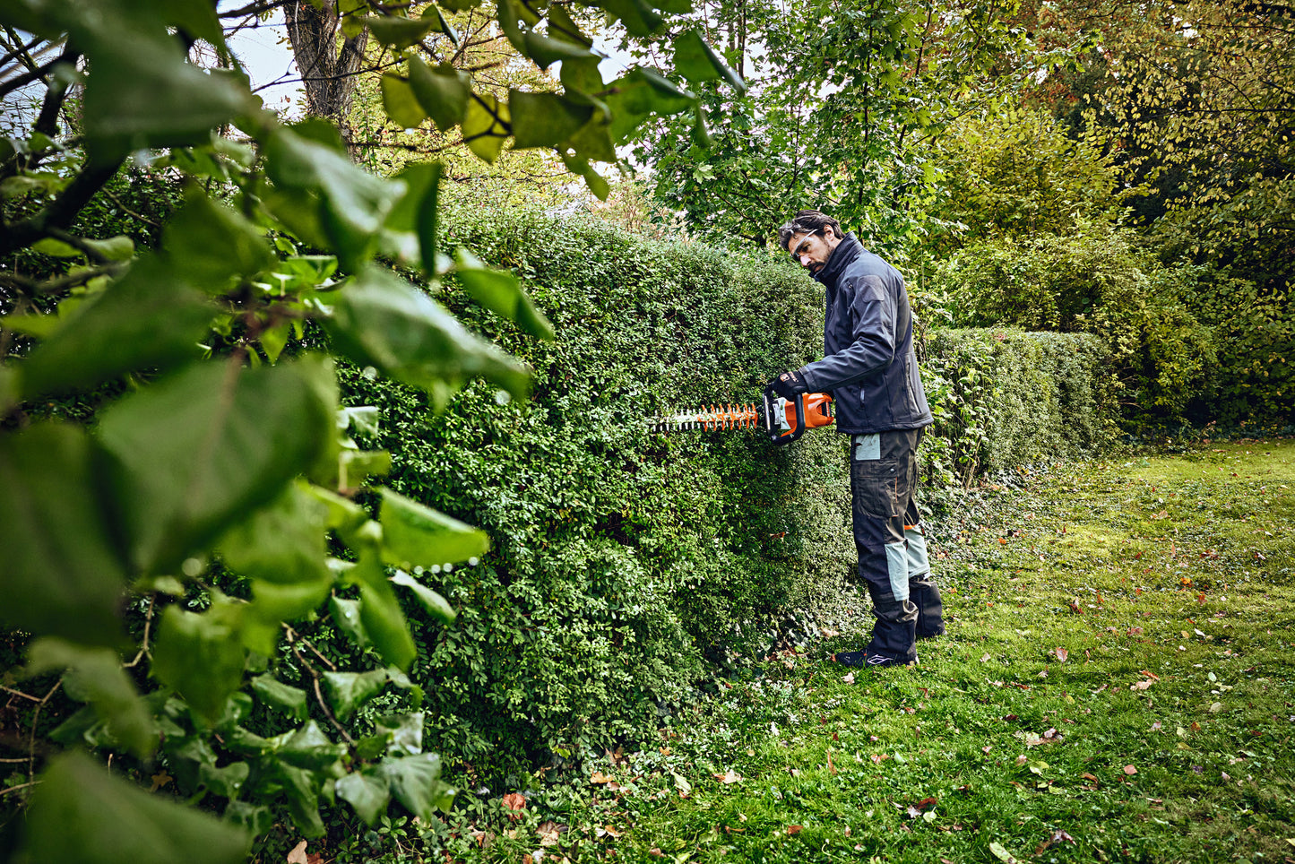 STIHL HSA 100 in uso per potatura e rifinitura siepi